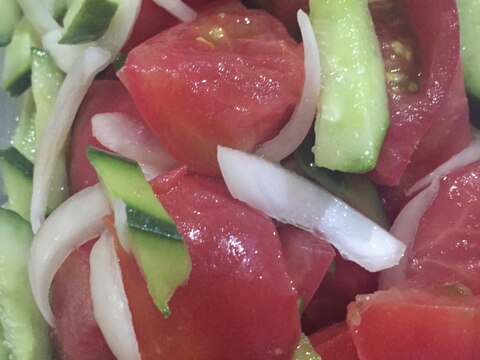 トマトときゅうりと玉ねぎのサラダ